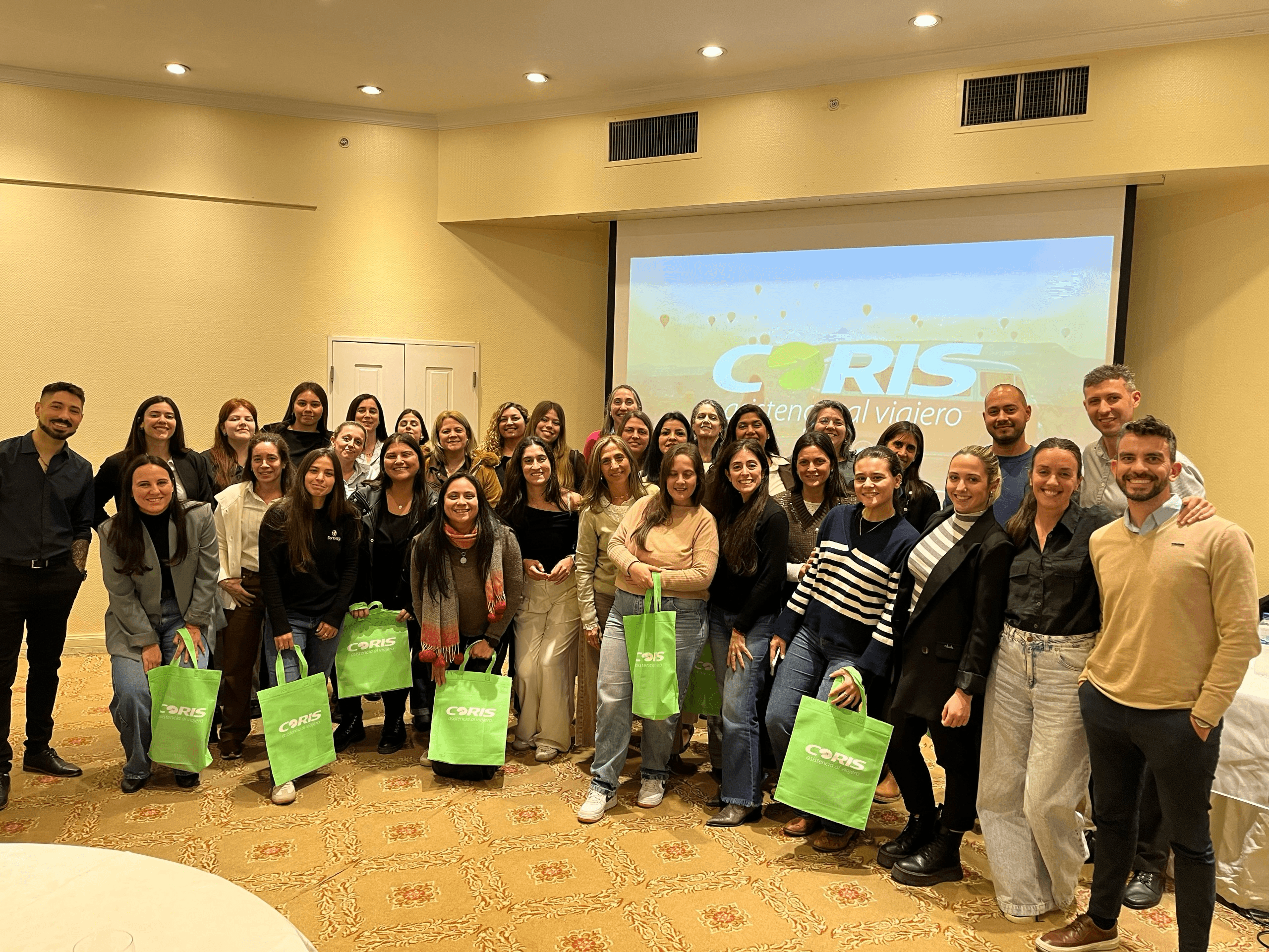 Equipo Coris junto a agencias de viajes durante una capacitación