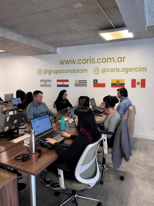 Central Operativa de Coris con coordinadores trabajando en tiempo real