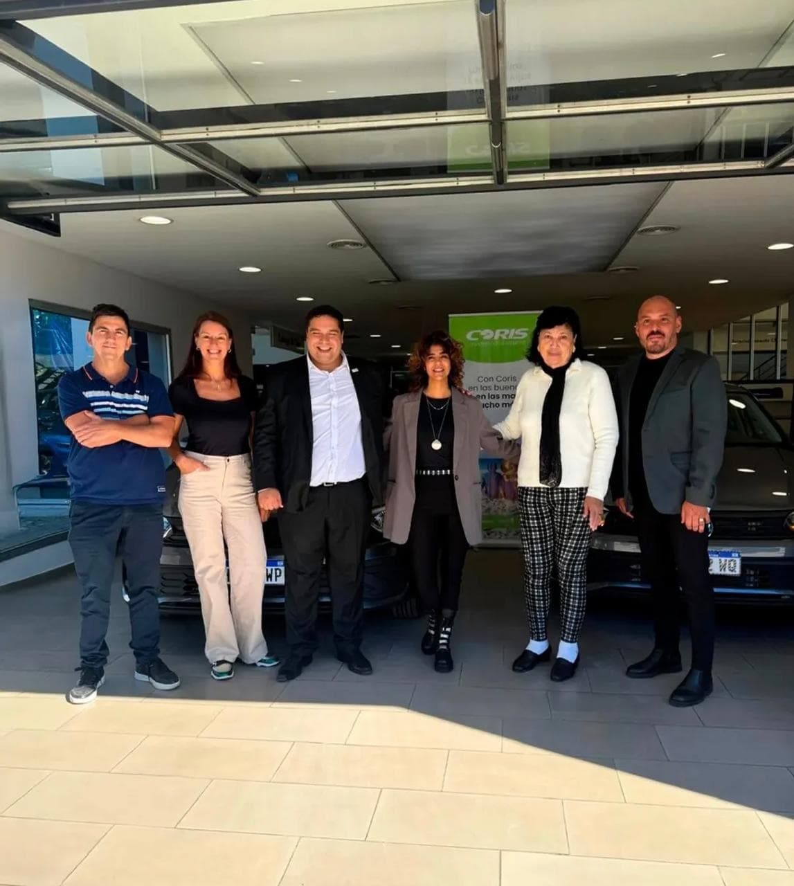 Ganadores y equipo Coris durante el sorteo de autos 0 km
